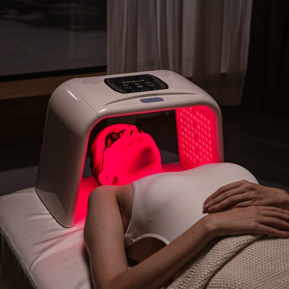 The Megelin LED Light Therapy Machine held against a person's shoulder